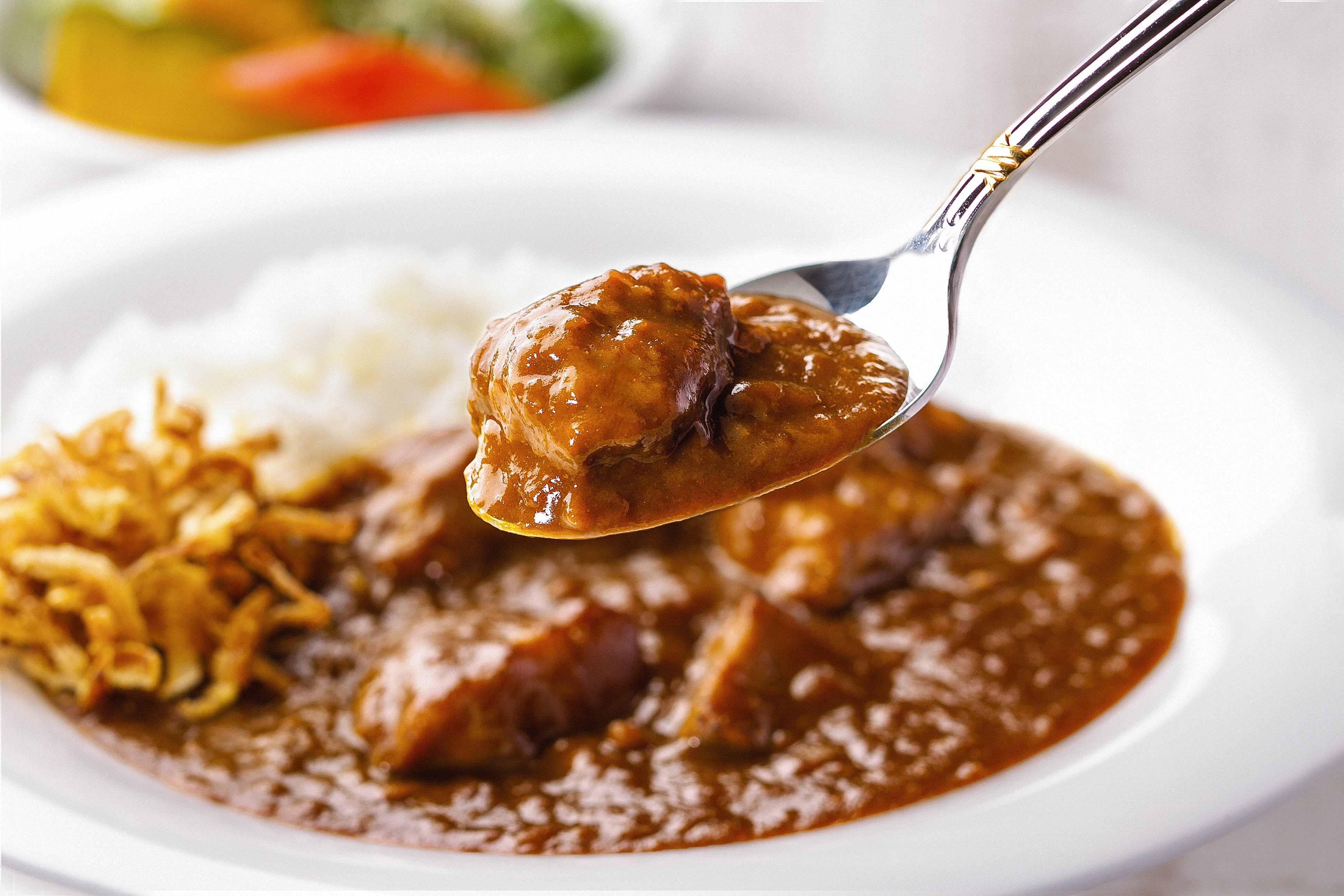父の日に、“うまい！”を贈ろう。ゴロっとお肉のホテルカレーで、心もお腹も満たす時間を